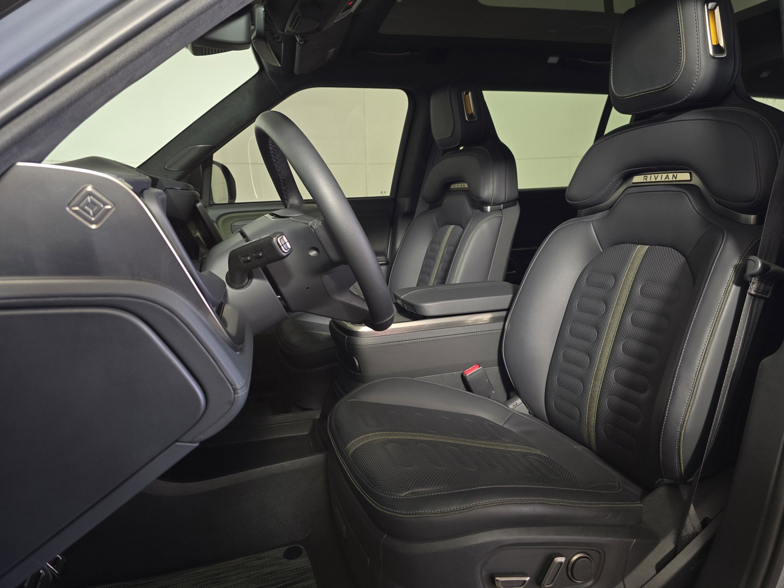 Used 2024 Rivian R1S Adventure image 20