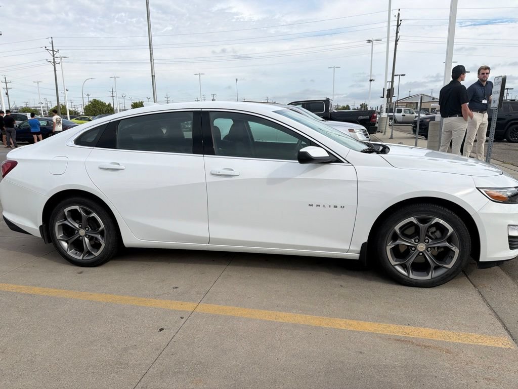 Used 2020 Chevrolet Malibu LT FWD image 2