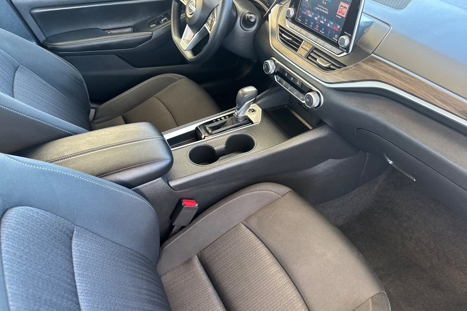 Used 2025 Nissan Altima 2.5 SV FWD image 15