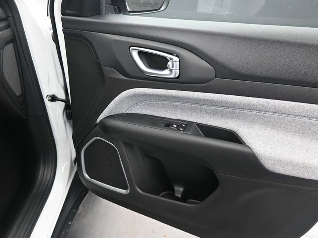 Used 2025 Jeep Compass Sport image 11