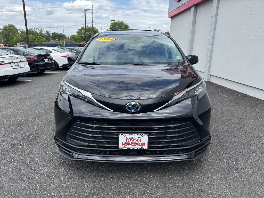 Used 2024 Toyota Sienna LE AWD/4WD image 3
