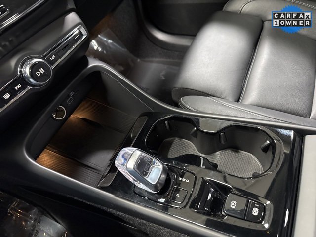 Used 2025 Volvo XC40 B5 Plus image 17