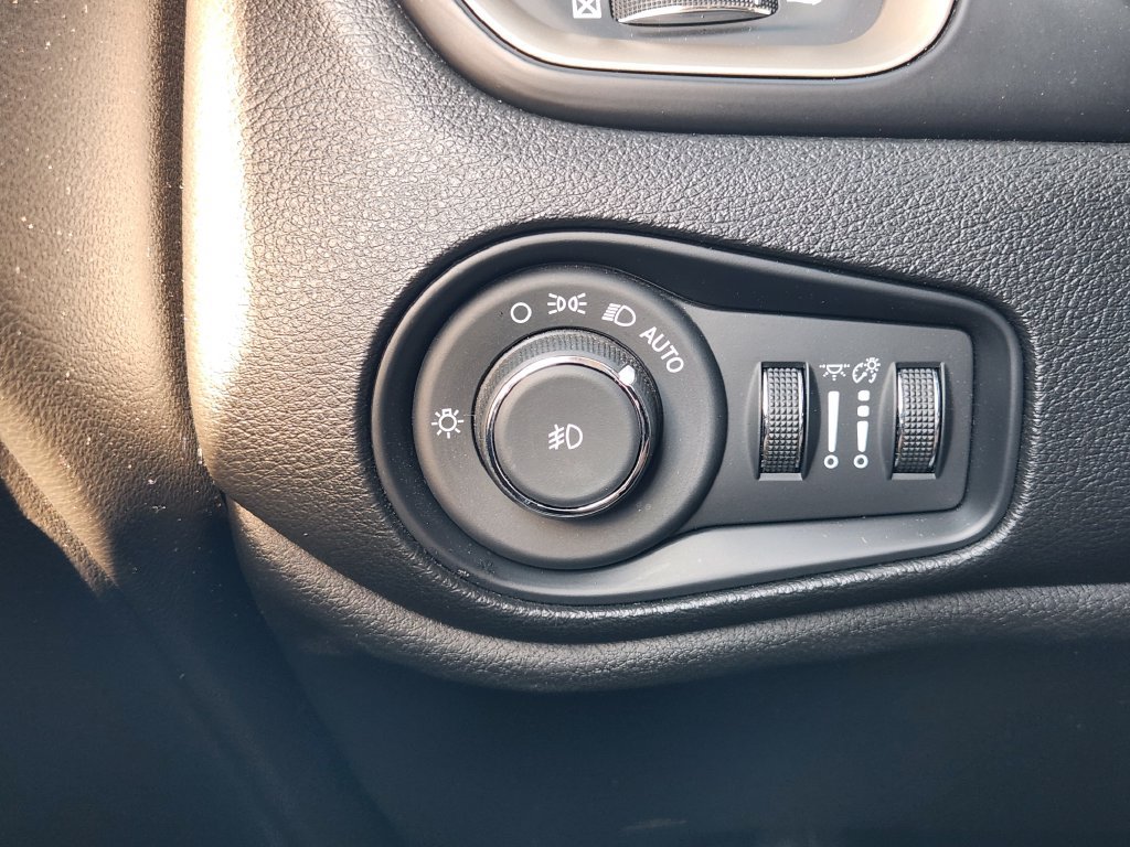 Used 2017 Jeep Renegade Latitude w/ Advanced Technology Group FWD image 22