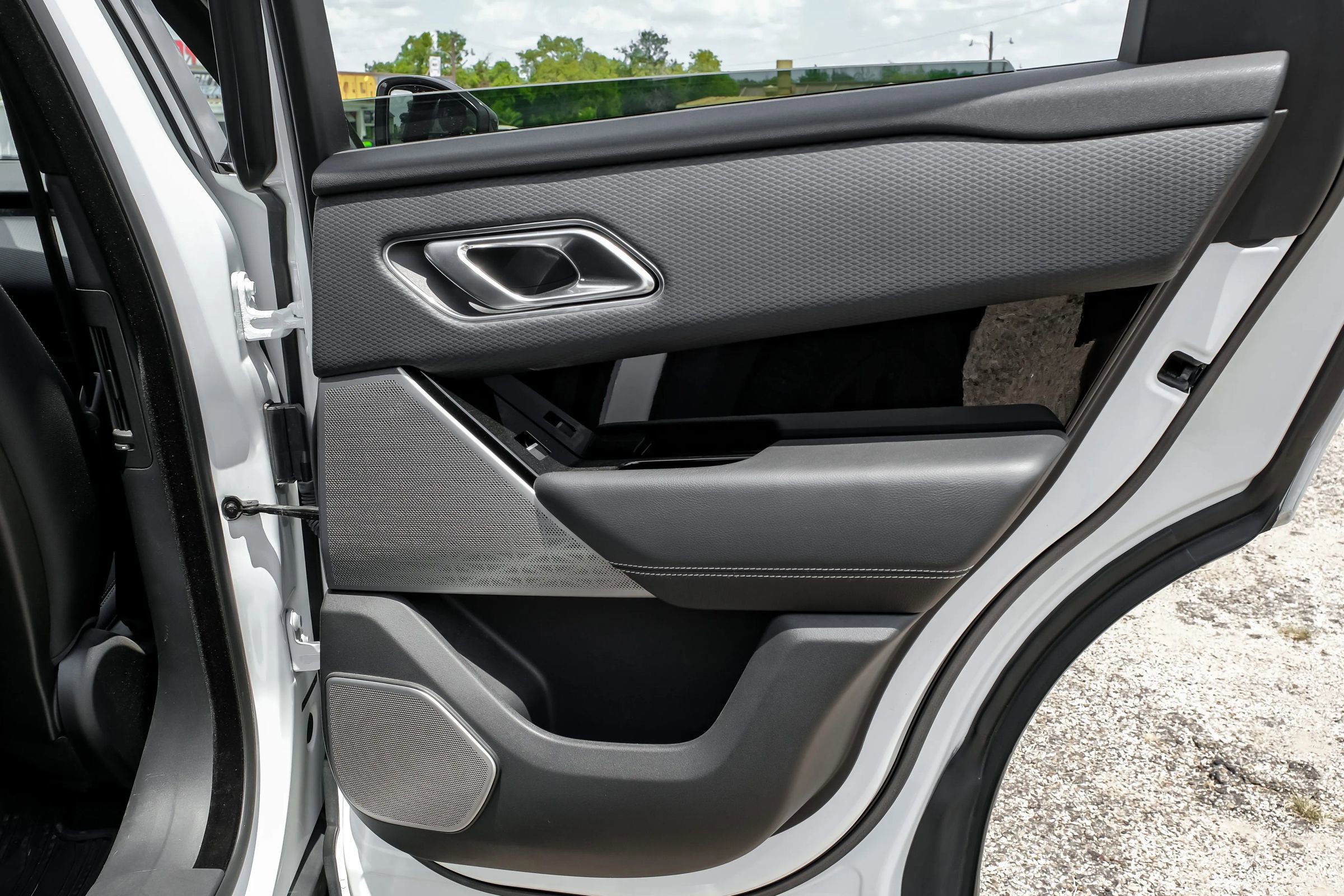 Used 2018 Land Rover Range Rover Velar R-Dynamic SE image 40