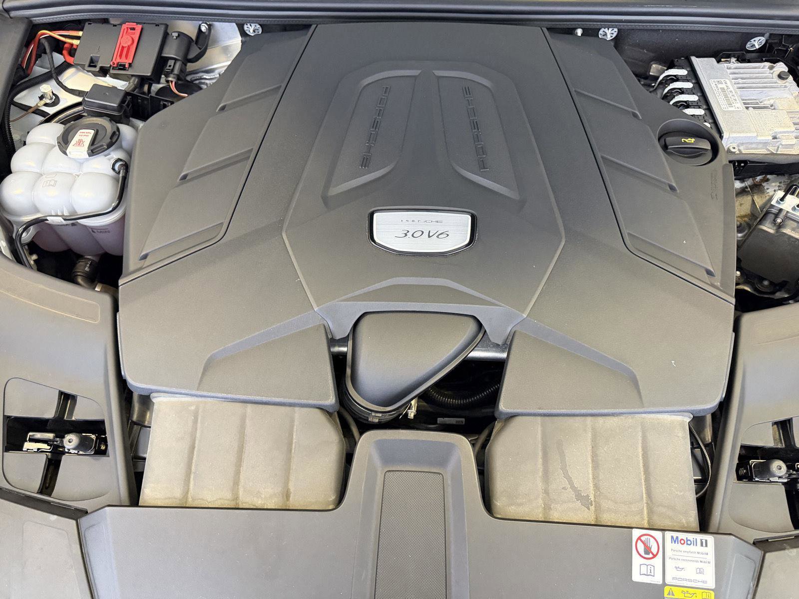 Certified 2023 Porsche Cayenne Platinum Edition image 26