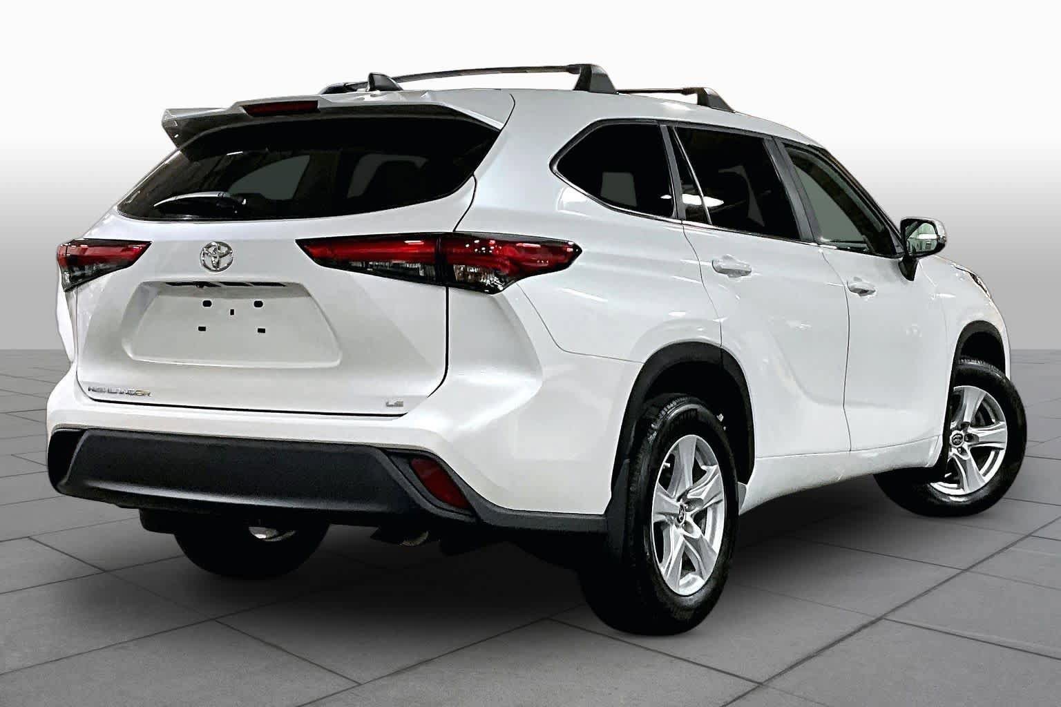 Used 2023 Toyota Highlander LE FWD image 13