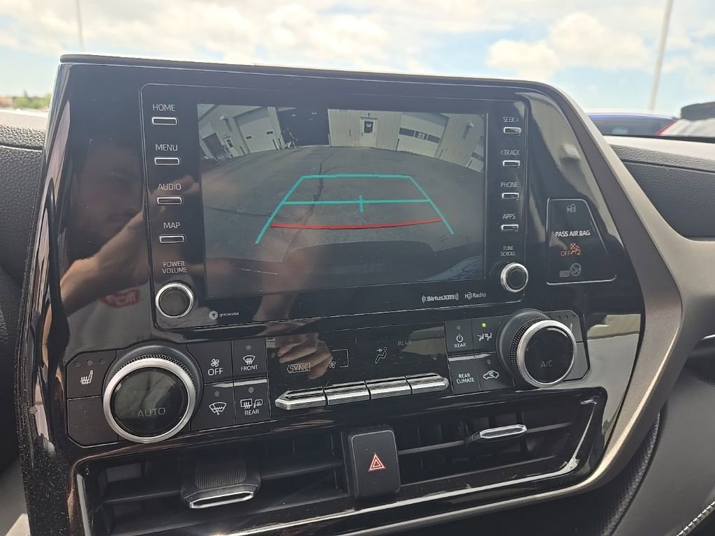 Used 2021 Toyota Highlander XLE AWD/4WD image 19