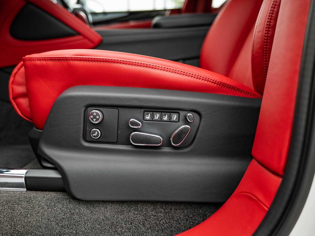 Used 2025 Bentley Bentayga V8 image 16