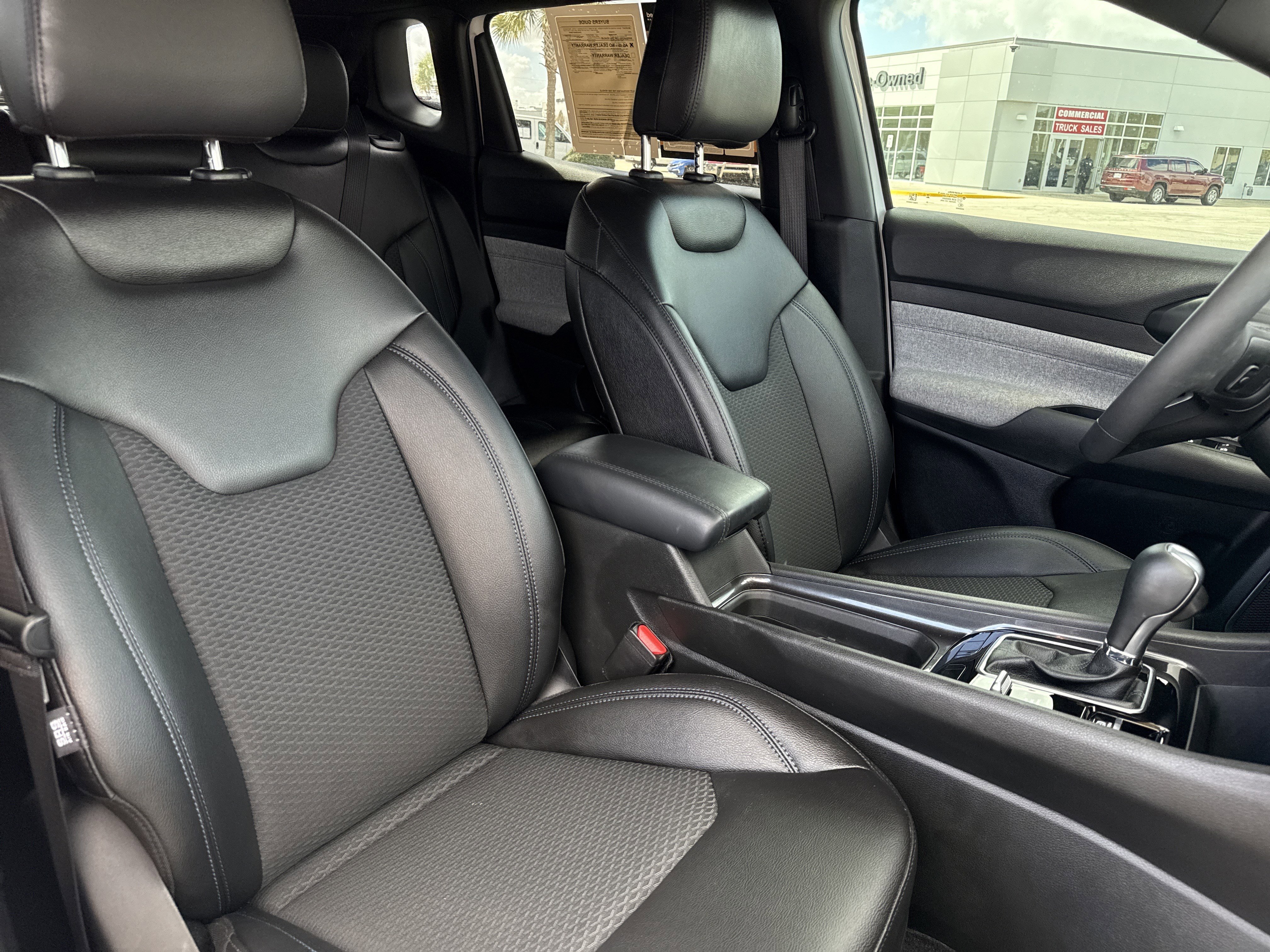 Used 2025 Jeep Compass Latitude image 30