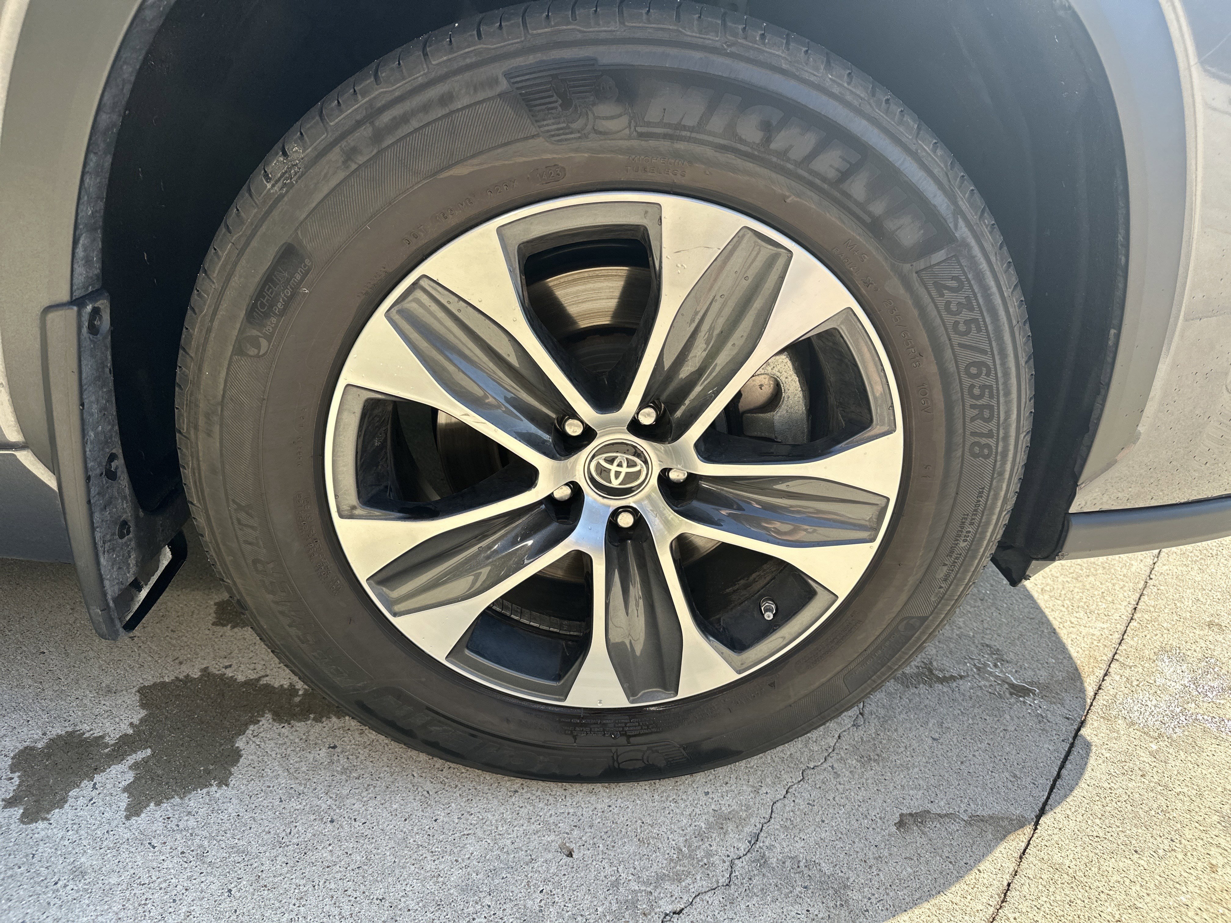 Used 2023 Toyota Highlander XLE AWD/4WD image 34