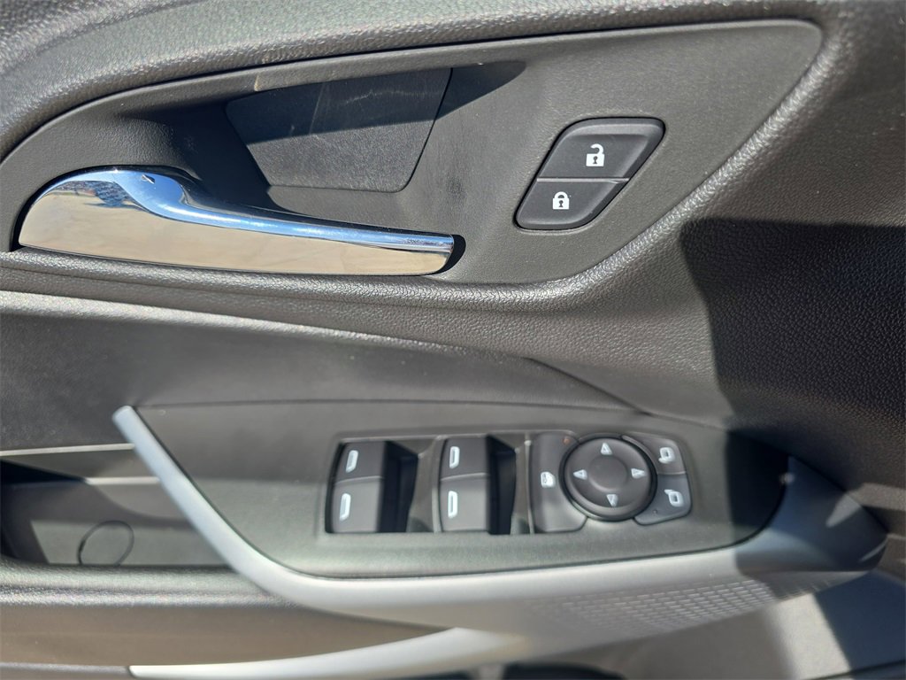 Used 2025 Chevrolet Trax LS image 28