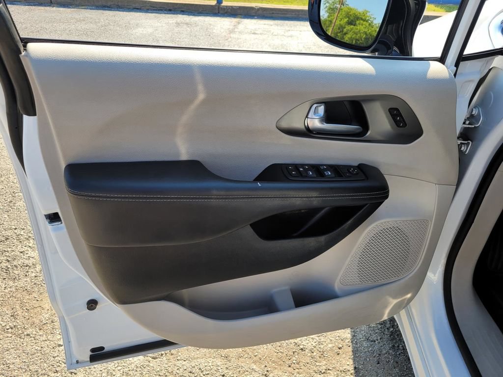 Used 2024 Chrysler Pacifica Touring-L FWD image 14