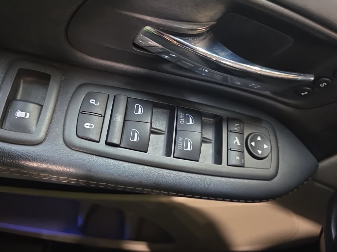 Used 2015 Chrysler Town & Country Limited Platinum FWD image 34
