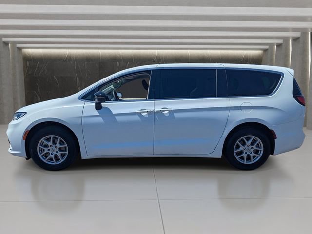 Used 2024 Chrysler Pacifica Touring-L FWD image 2