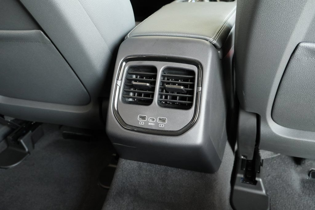 New 2025 VinFast VF 8 Eco AWD/4WD image 23