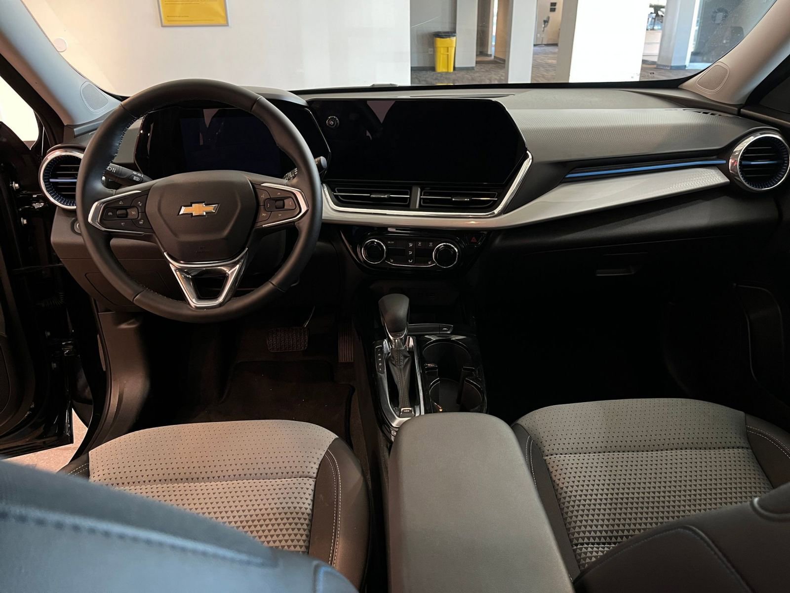 Used 2025 Chevrolet Trax LT w/ LT Convenience Package FWD image 32