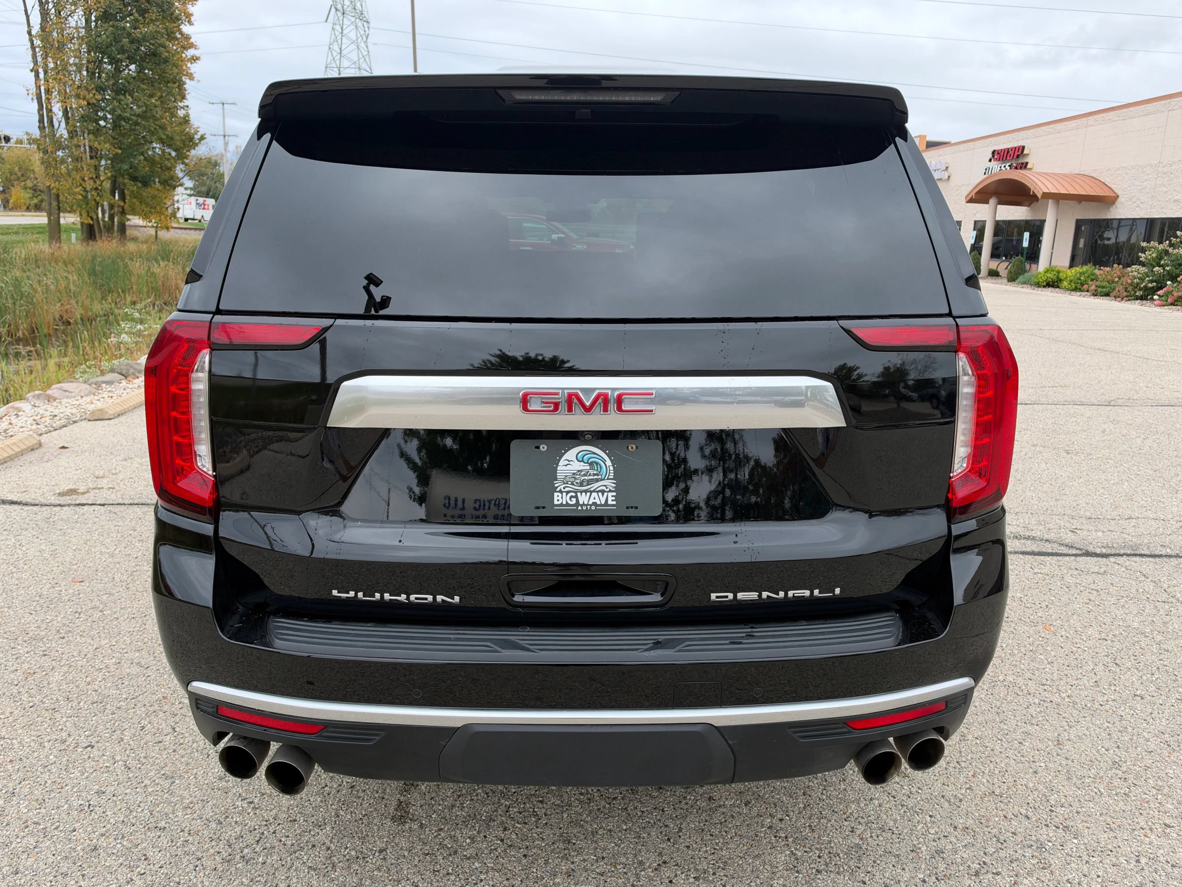 Used 2024 GMC Yukon XL Denali AWD/4WD image 4