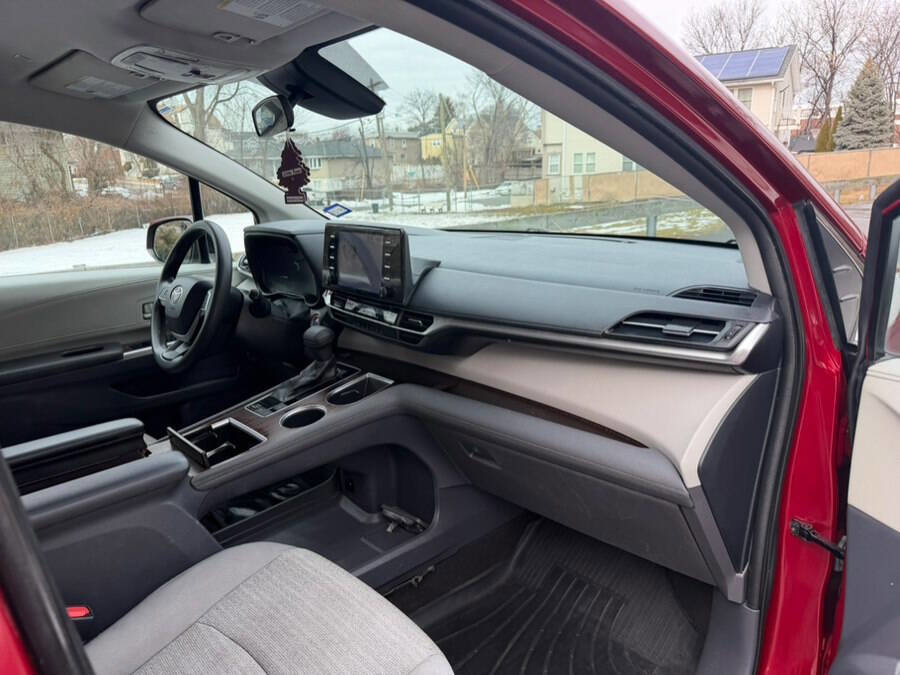 Used 2021 Toyota Sienna LE image 25