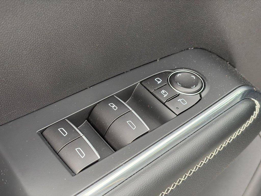 Used 2025 GMC Acadia Denali FWD image 22