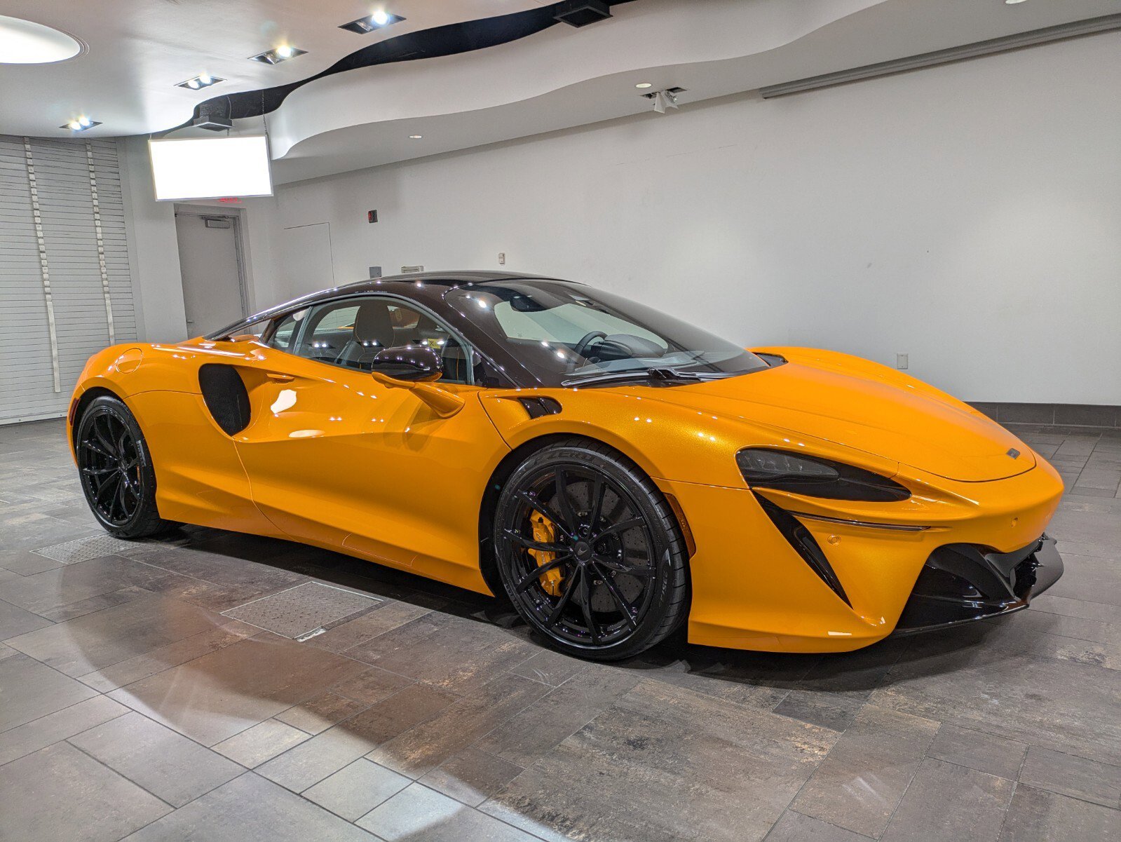 Used 2025 McLaren Artura image 25