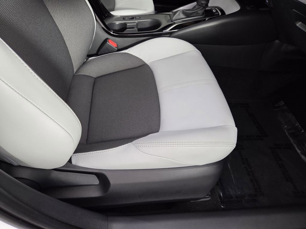 Used 2025 Toyota Corolla XSE FWD image 33