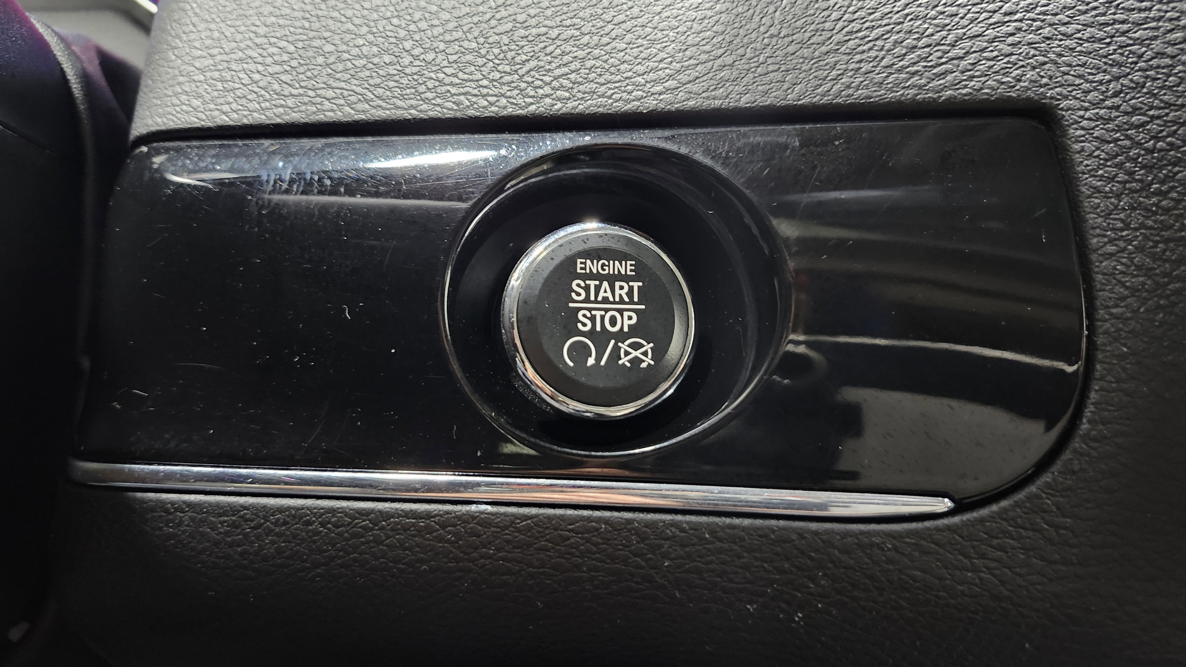 Used 2014 Chrysler Town & Country Touring-L image 9