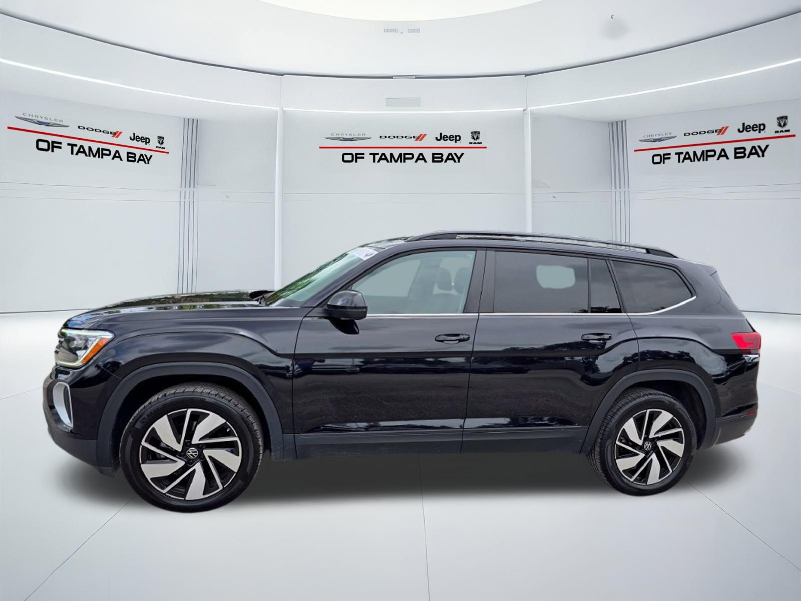 Used 2025 Volkswagen Atlas SE FWD image 3