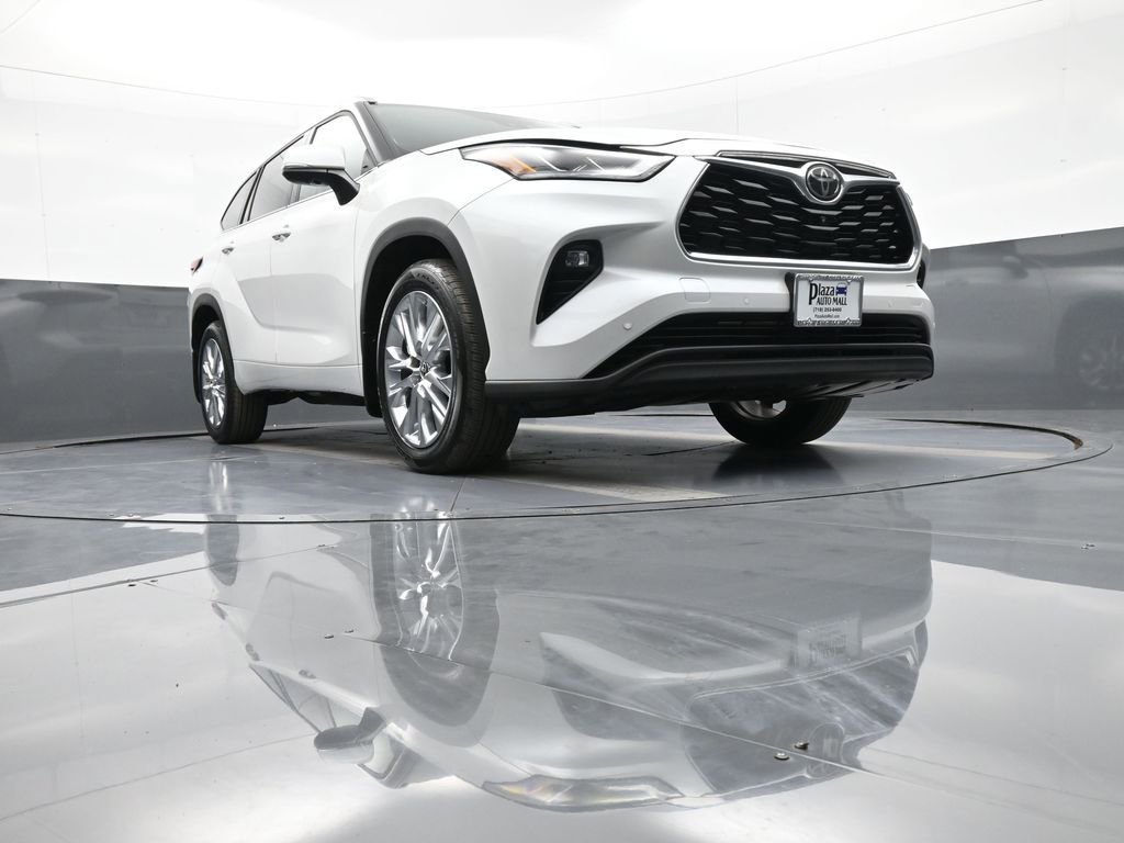 Used 2024 Toyota Highlander Limited AWD/4WD image 30