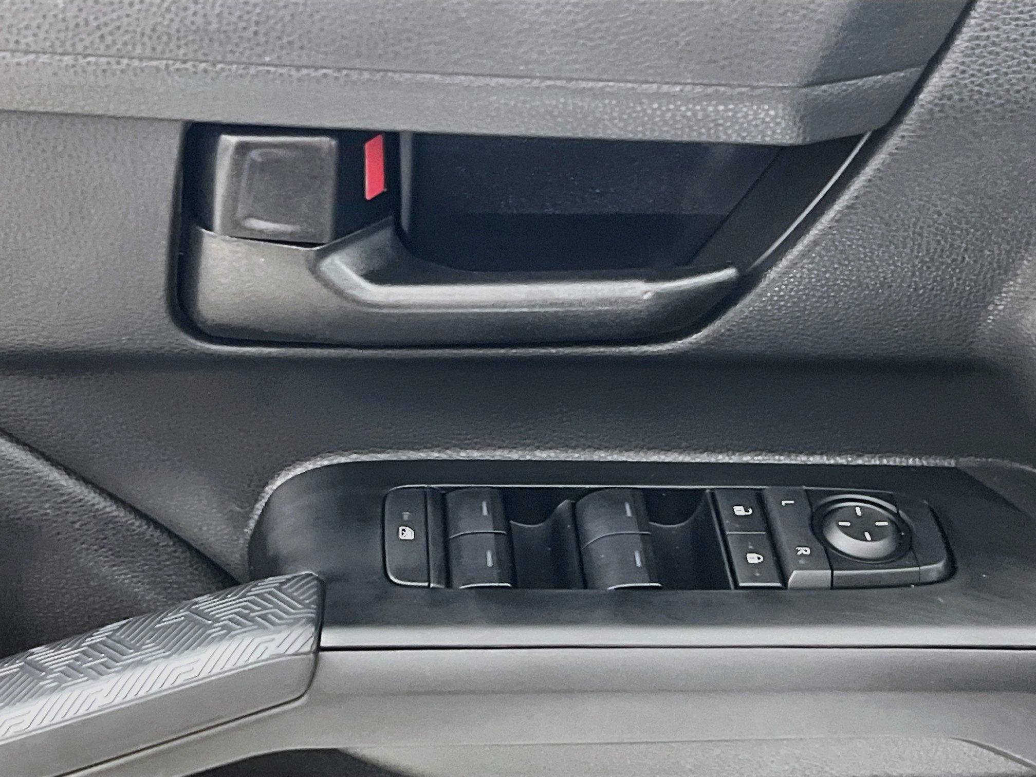 Used 2025 Toyota Tacoma SR5 AWD/4WD image 16