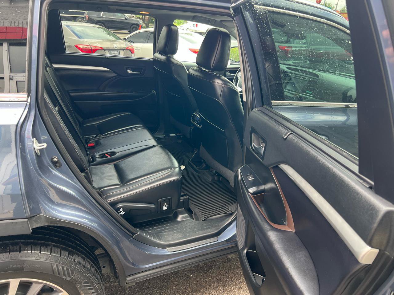 Used 2019 Toyota Highlander XLE AWD/4WD image 19