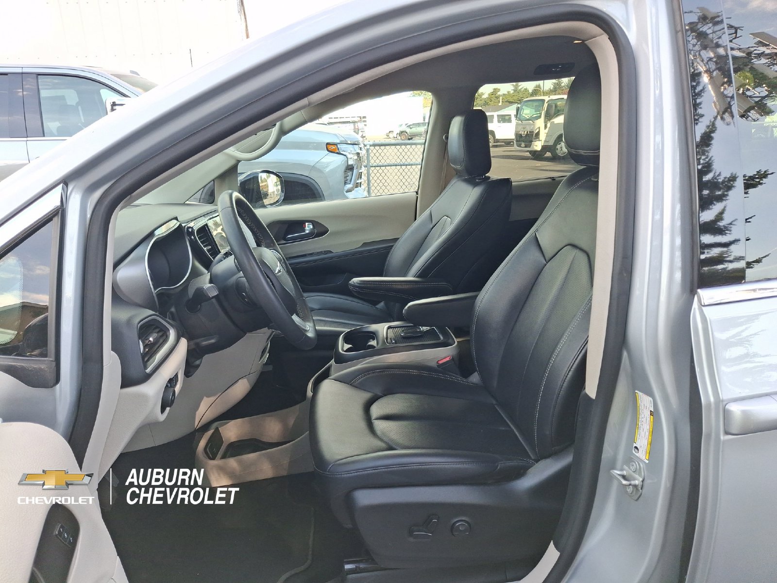Used 2024 Chrysler Pacifica Touring-L FWD image 17
