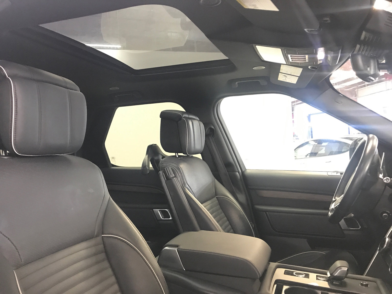 Used 2022 Land Rover Discovery S R-Dynamic image 27