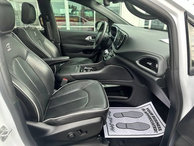 Used 2025 Chrysler Pacifica Limited FWD image 15