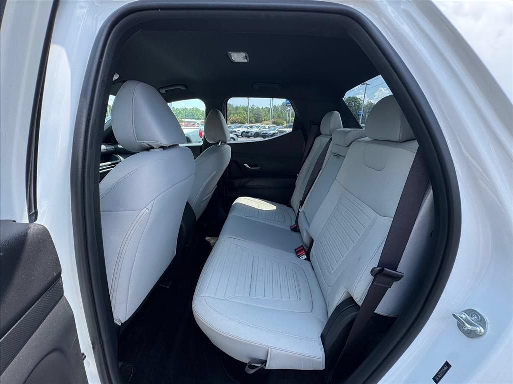 Used 2025 Hyundai Santa Cruz SE AWD/4WD image 12