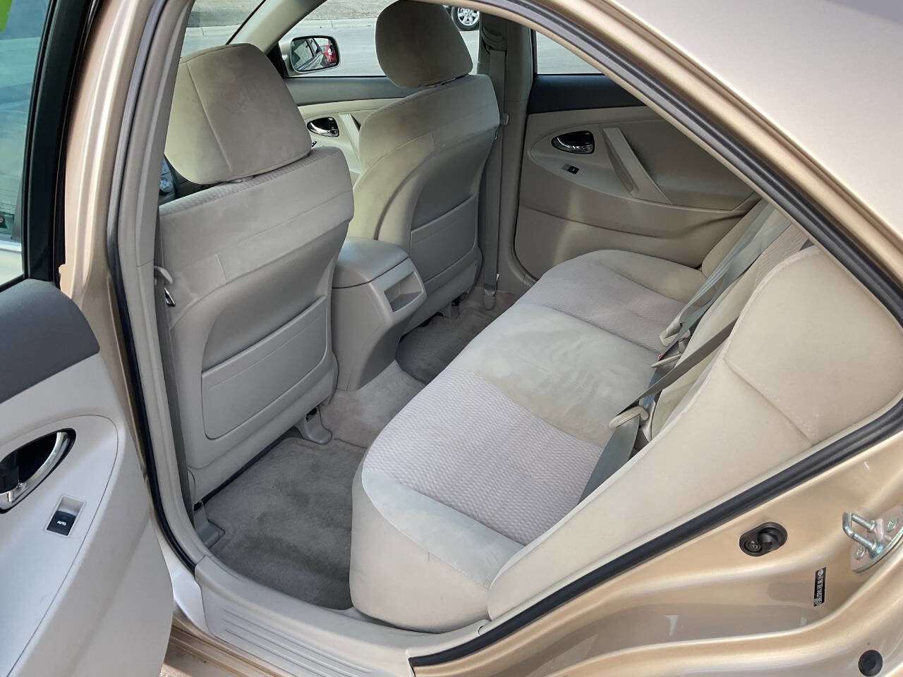 Used 2010 Toyota Camry LE image 21