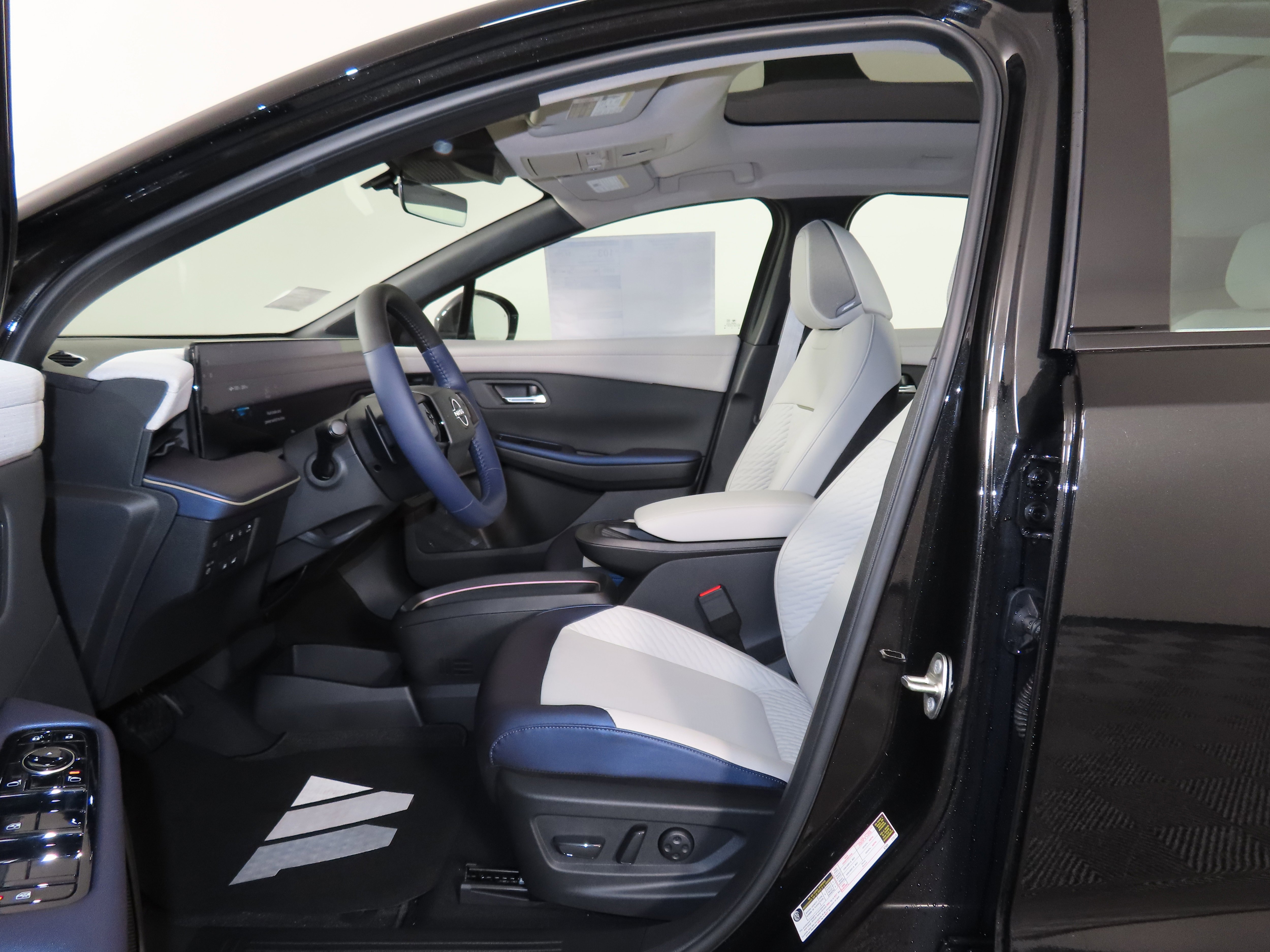 New 2026 Nissan Leaf Platinum+ w/ Cargo Package (Platinum+) image 4