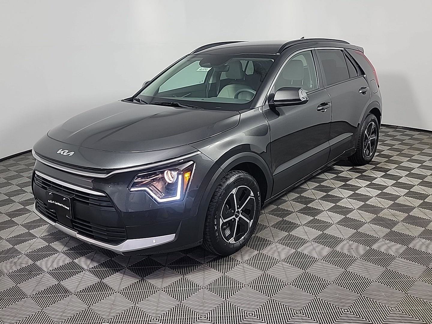 Used 2025 Kia Niro EX image 12