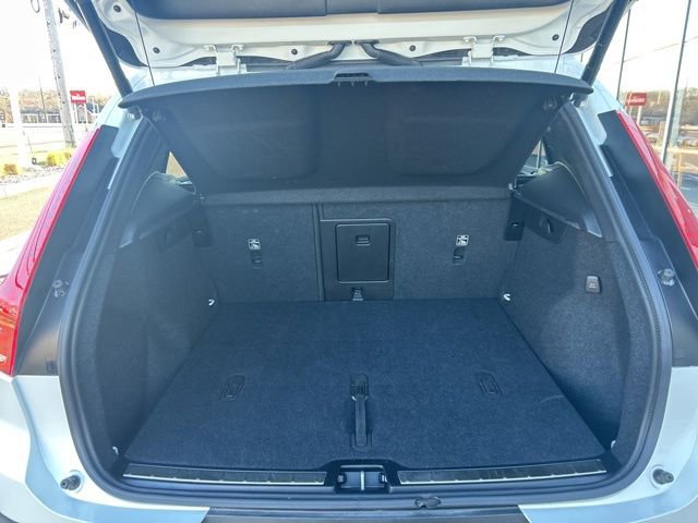Certified 2025 Volvo XC40 B5 Plus AWD/4WD image 11