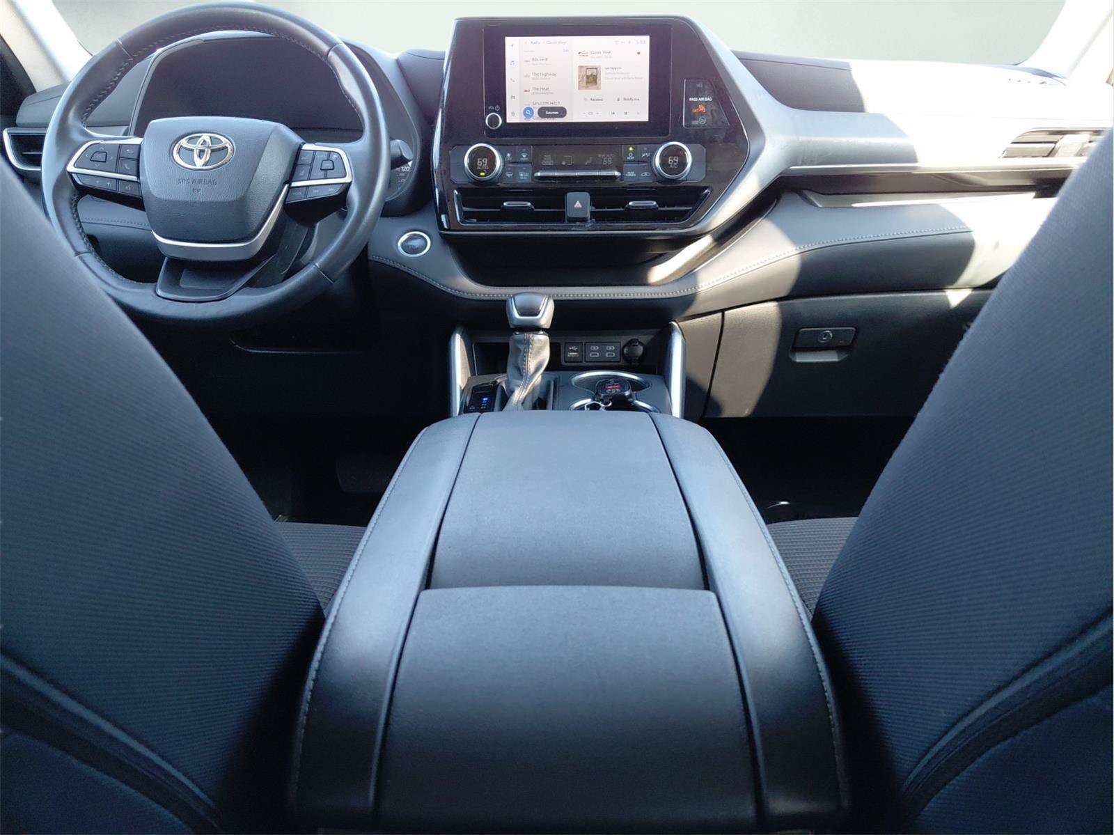 Used 2024 Toyota Highlander LE AWD/4WD image 2