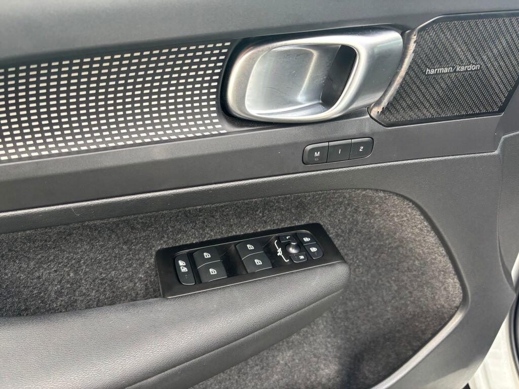 Used 2022 Volvo XC40 P8 Recharge Ultimate image 19