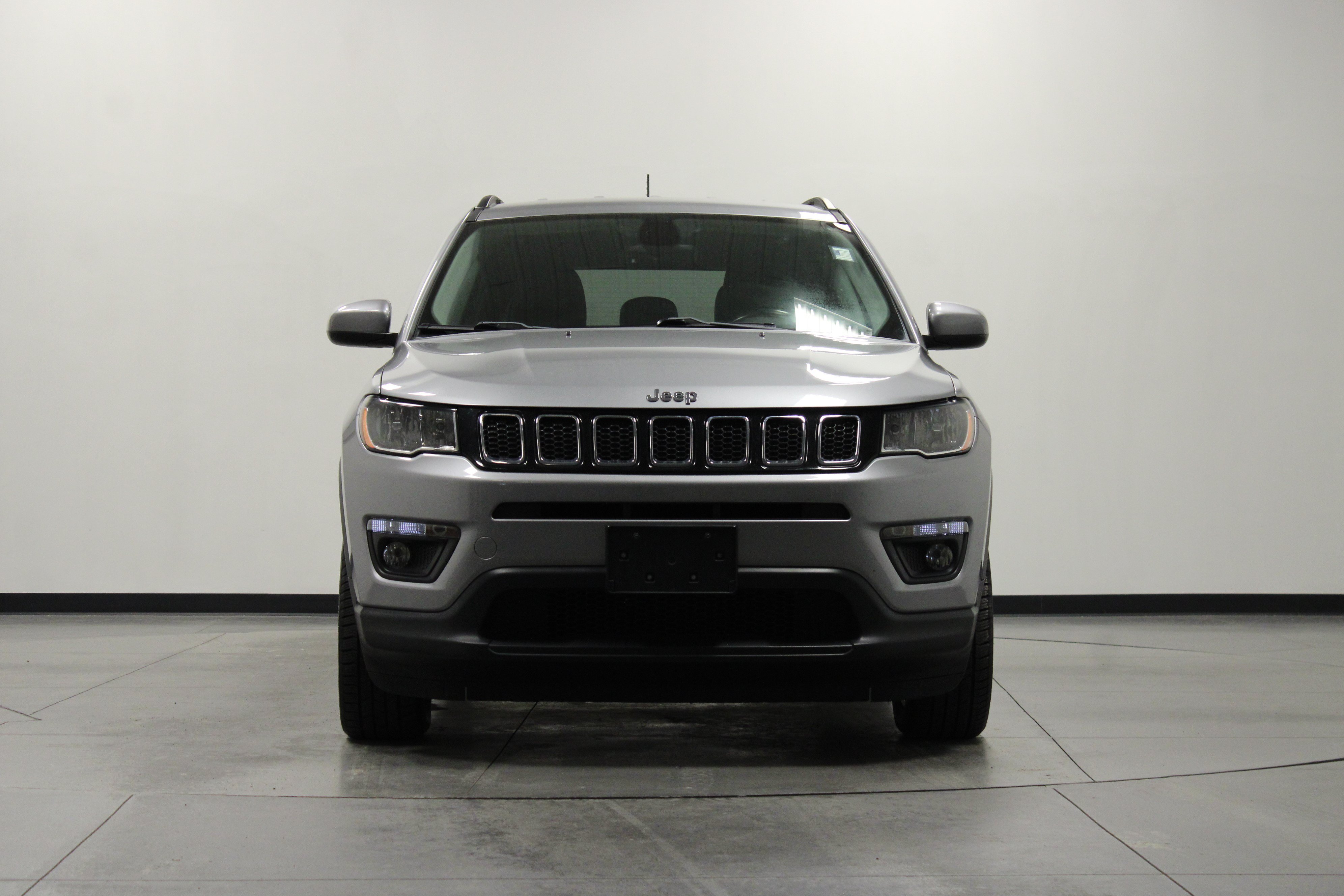 Used 2018 Jeep Compass Latitude w/ Popular Equipment Group FWD image 9
