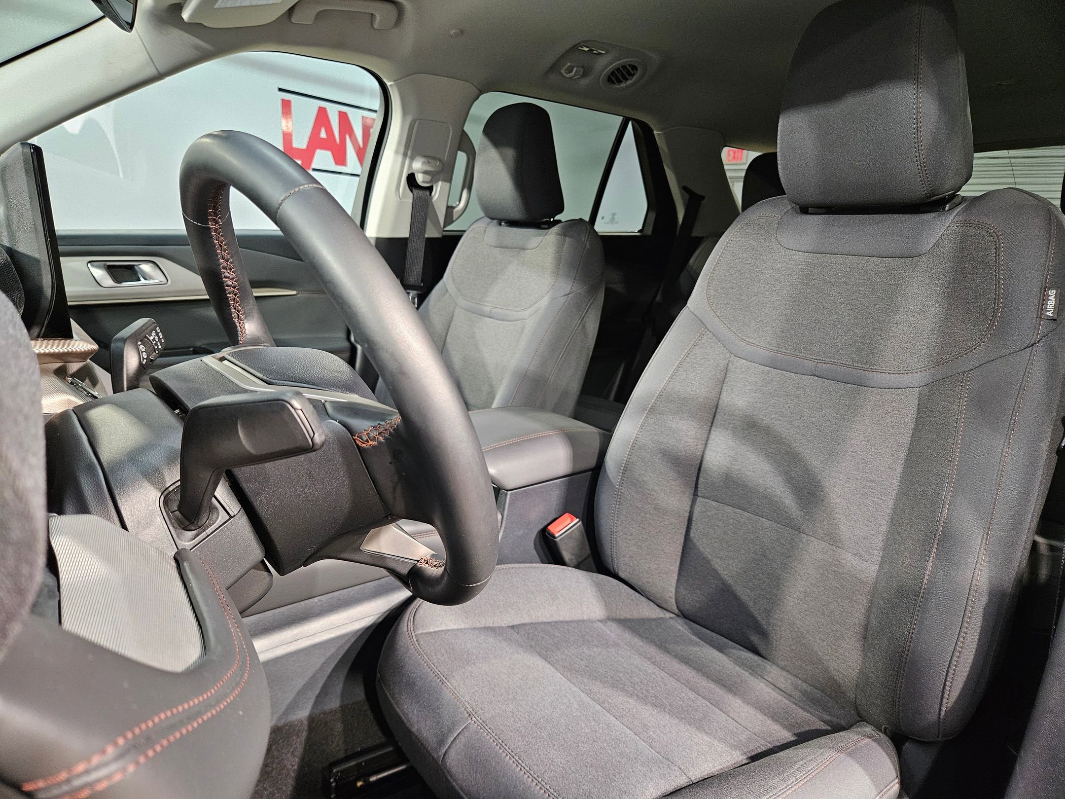 Used 2025 Ford Explorer Active RWD image 24
