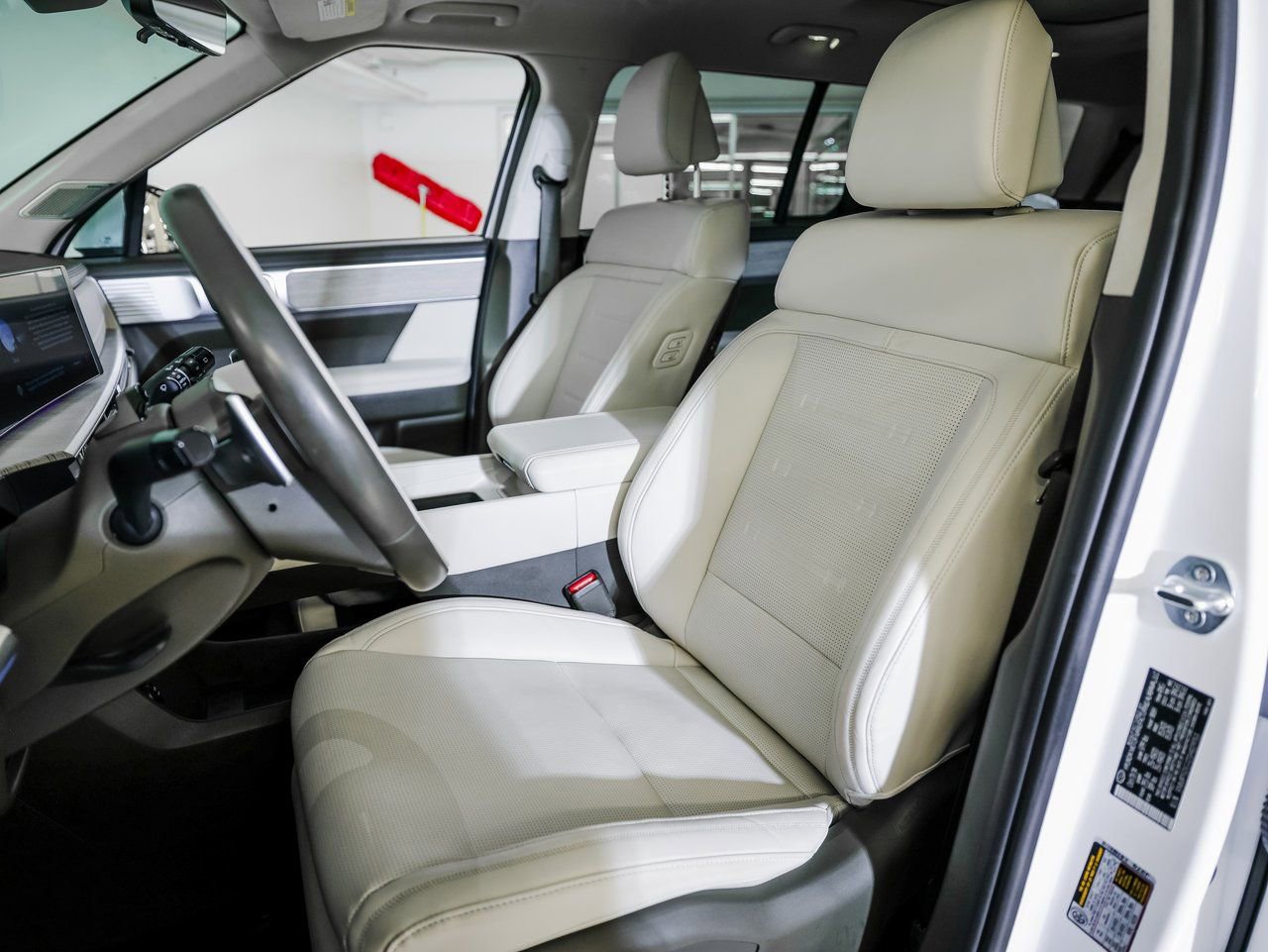 Used 2025 Hyundai Santa Fe Calligraphy image 5