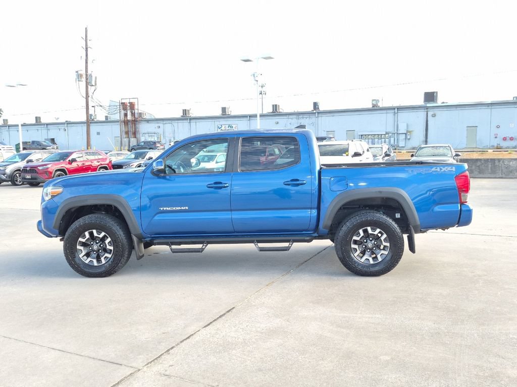 Used 2017 Toyota Tacoma TRD Off-Road w/ Premium & Technology Package AWD/4WD image 3