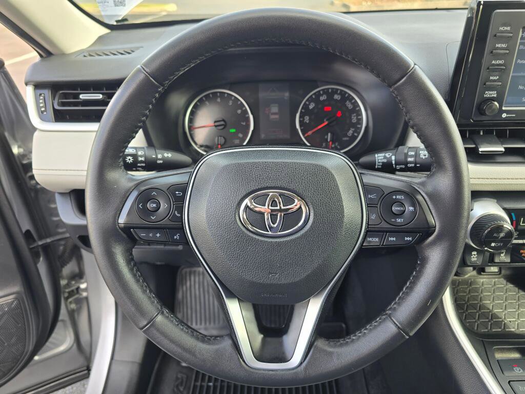 Used 2022 Toyota RAV4 XLE Premium image 14