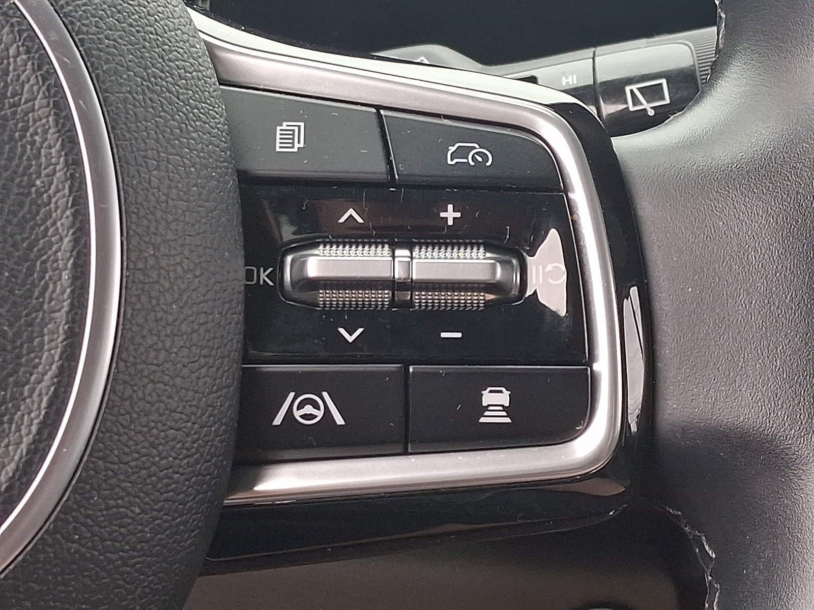 Used 2025 Kia Carnival FWD image 24
