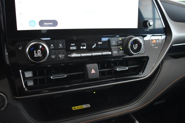 Used 2023 Toyota Highlander Bronze Edition FWD image 14