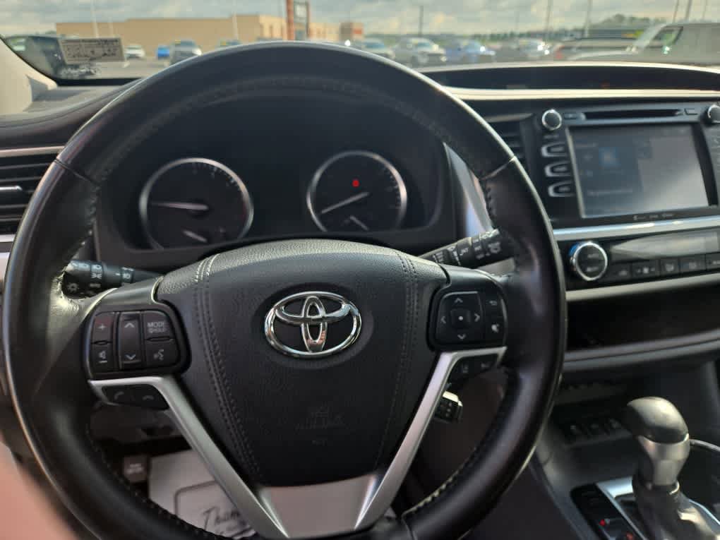 Used 2019 Toyota Highlander XLE AWD/4WD image 26