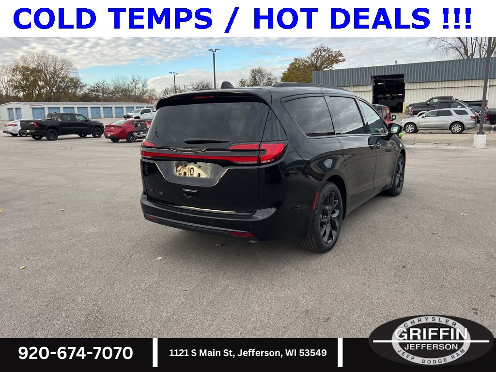 New 2026 Chrysler Pacifica Select w/ S Appearance Package image 7