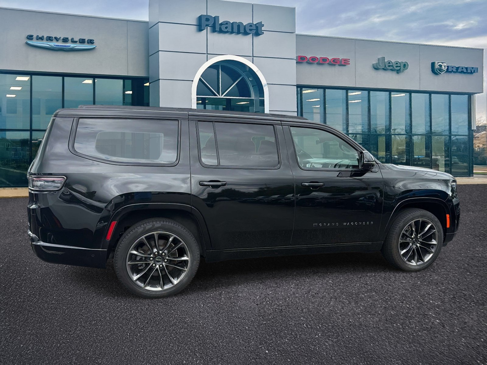 Used 2024 Jeep Grand Wagoneer Series II Obsidian w/ Quick Order Packagew 28T AWD/4WD image 2